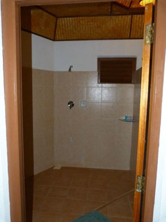 Badezimmer (vorderer Teil - riesige Dusche) Thulhagiri Island Resort