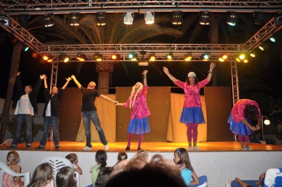 Wieczorne rozrywki w wykonaniu animatorów Hotel Palia Sa Coma Playa