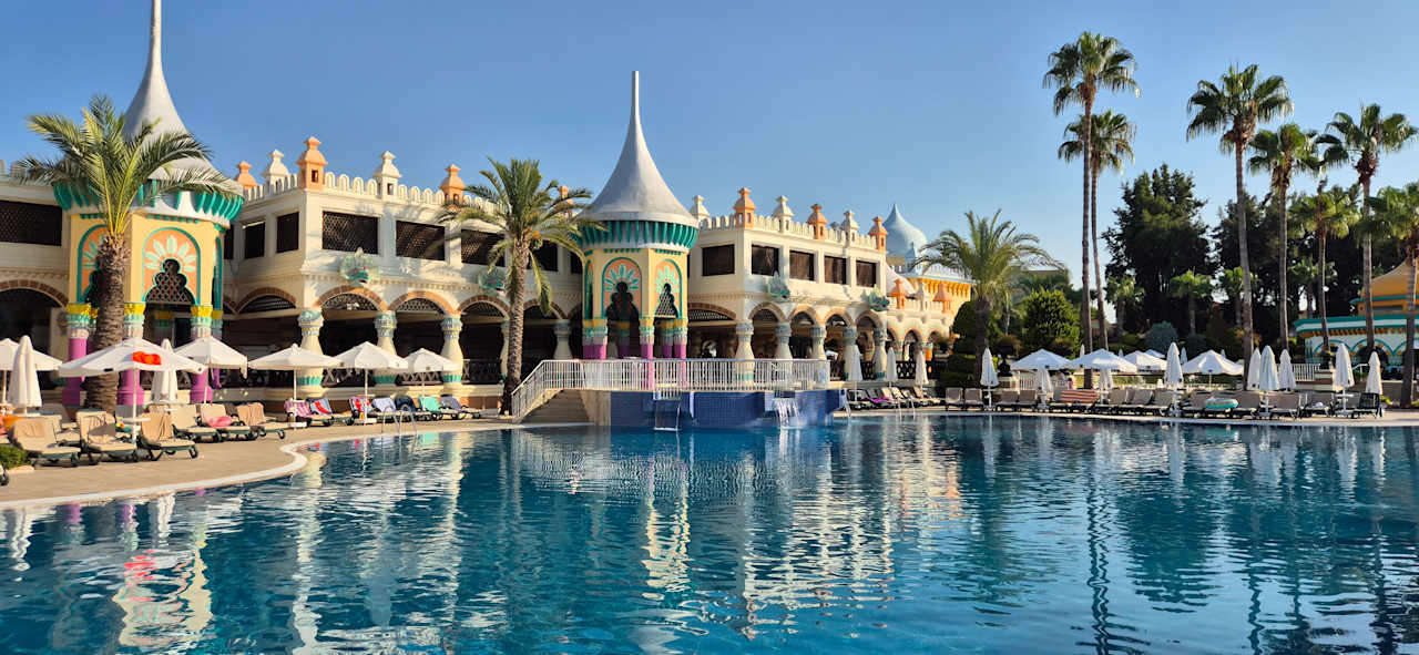 Pool Kamelya Aishen Club