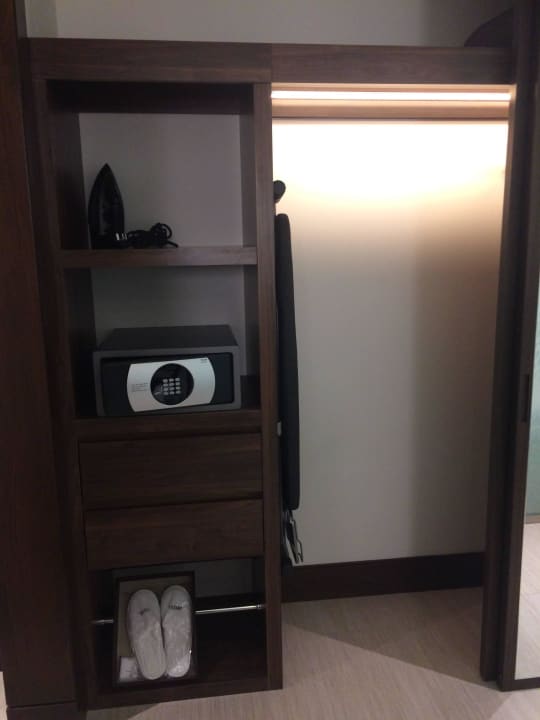 Kleiderschrank mit Safe V Hotel Dubai, Curio Collection by Hilton