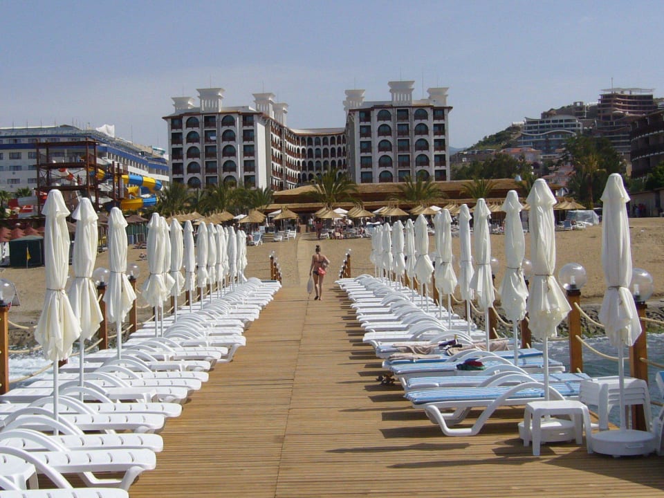 Hotelansicht mit Badesteg Quattro Beach Spa & Resort