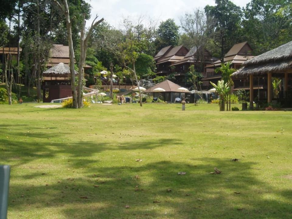Garten des Merlin Resorts vom Strand aus Khao Lak Merlin Resort
