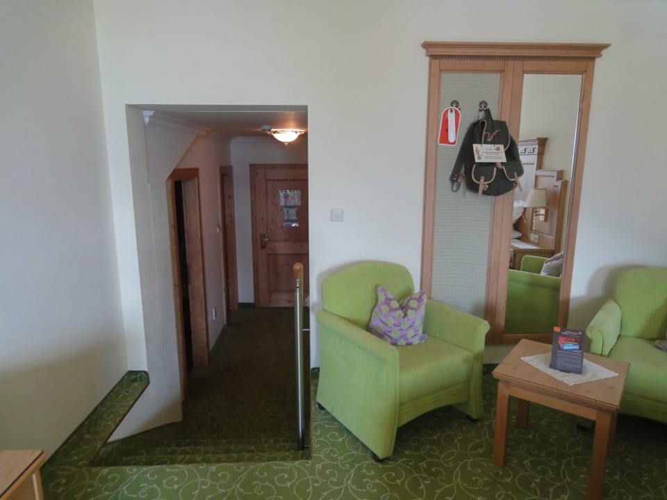 Treppe runter Bad und WC (getrennt) Wellnessresort Vier Jahreszeiten