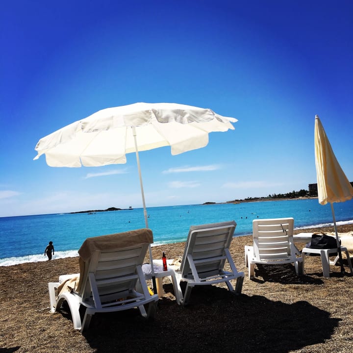 Liegen, chirme und Auflagen bei all in dabei.  Laguna Beach Alya Resort & Spa Hotel