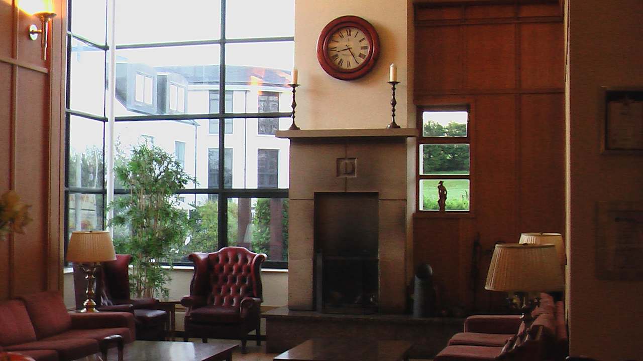 Sitzbereich in der Hotellobby La Mon Hotel & Country Club