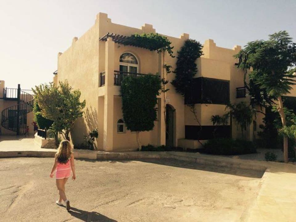 Auf dem Weg an Bungalows vorbei zum Frühstück The Grand Hotel Sharm El Sheikh