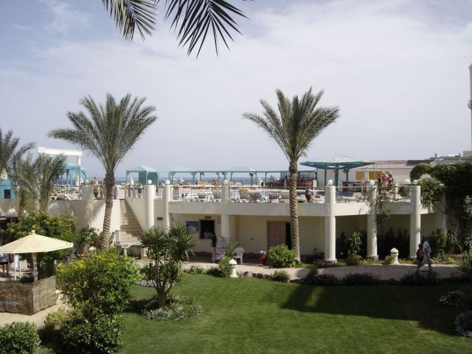 Ausblick vom Balkon zum Swimmingpool SUNRISE Holidays Resort (Adults Only)