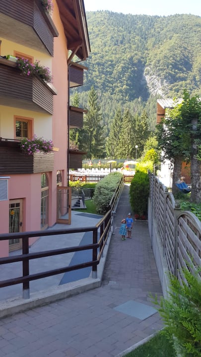 Weg vom Nebengebäude zum Hauptgebäude Family Hotel Adriana