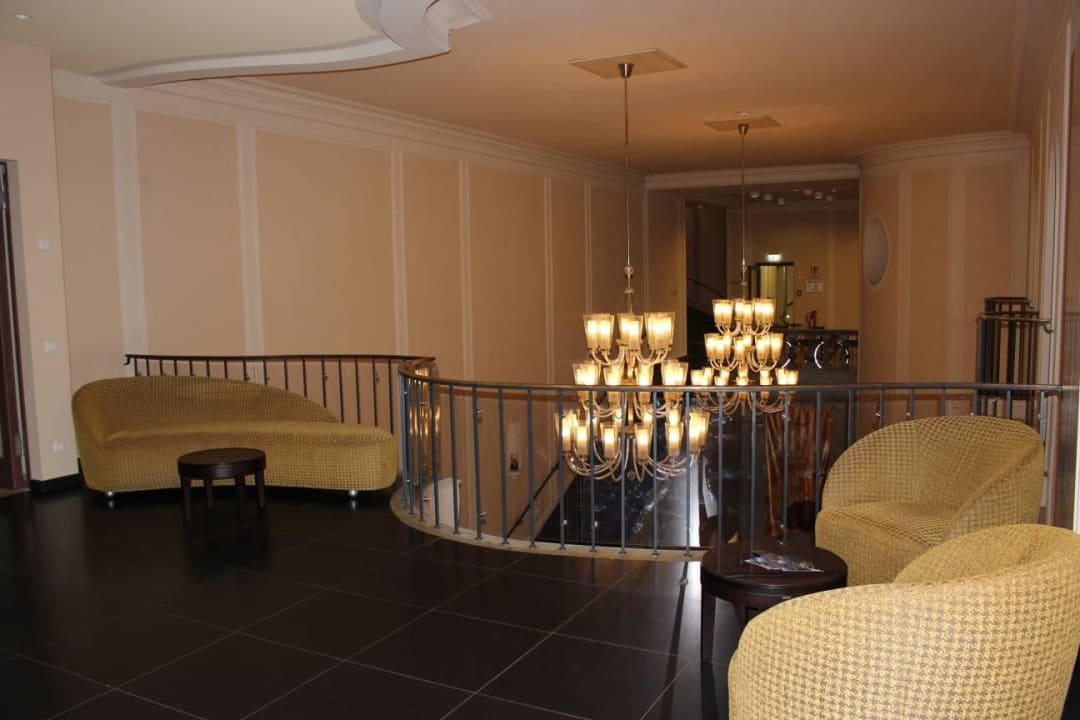 Sitzgelegenheit in der Lobby im 1. OG Star G Hotel Premium Dresden im Haus Altmarkt