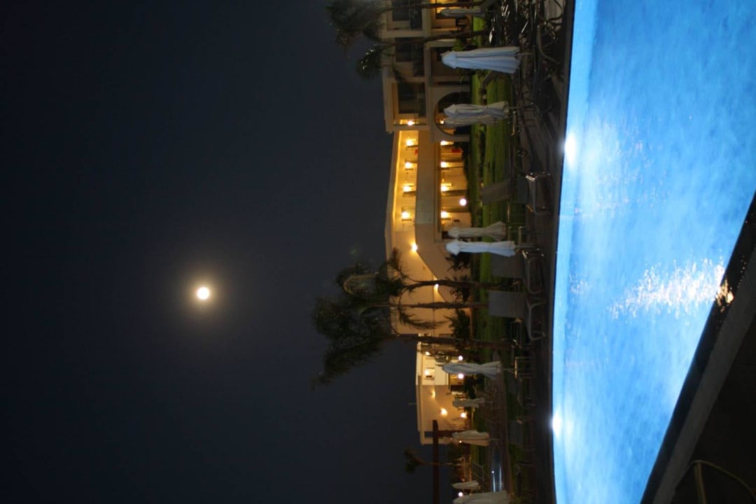 Blick vom Pool zur ersten und zweiten Baureihe Asterias Beach Resort