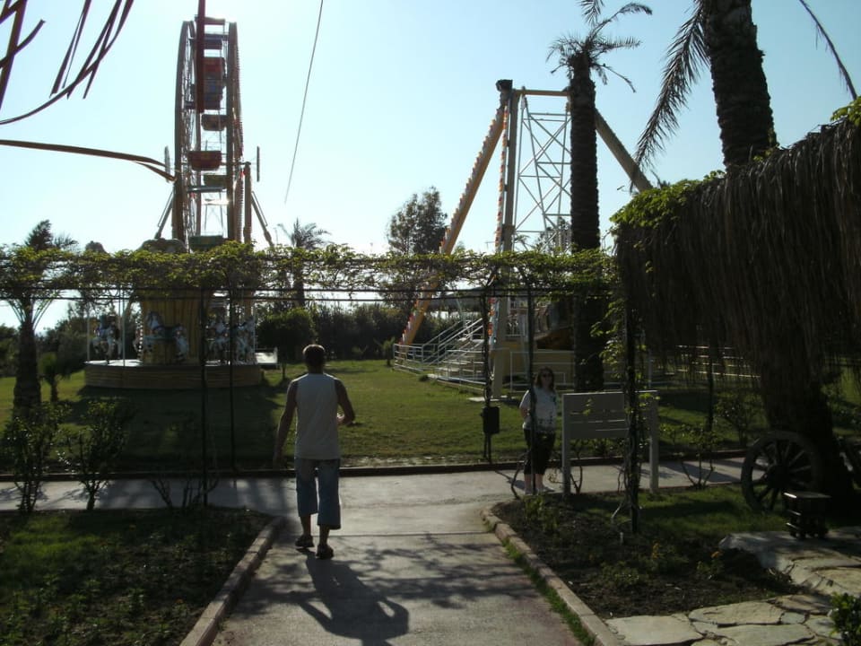 Riesenrad und Schiffschaukel in Strandnähe Hotel Turan Prince