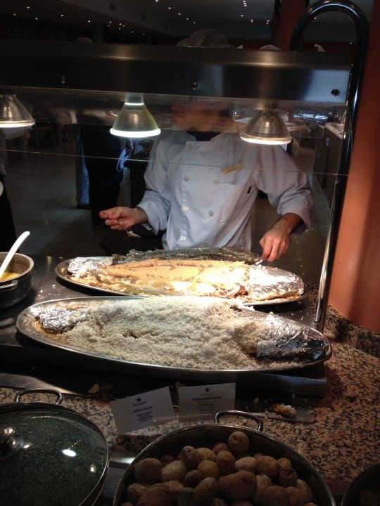 Frischer Lachs wird serviert Iberostar Selection Fuerteventura Palace