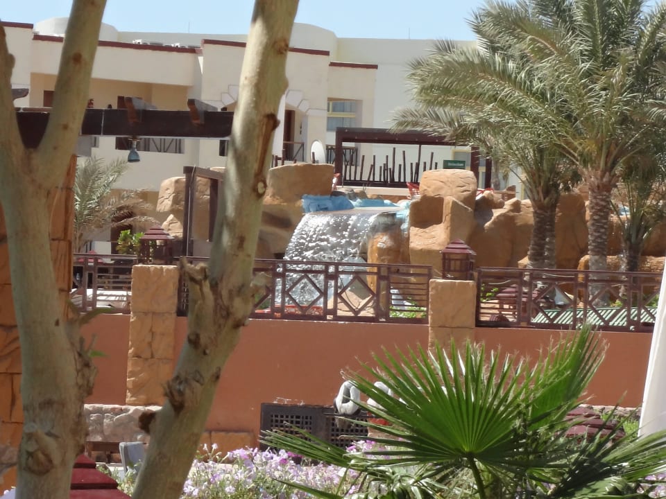 Есть вот такой вот искусственный водопад Regency Plaza Aqua Park & Spa