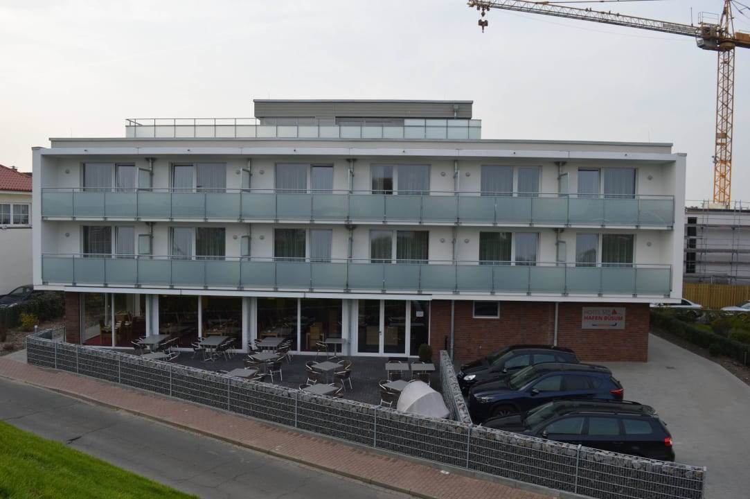 Vom Deich aus gesehen Hotel Hafen Büsum