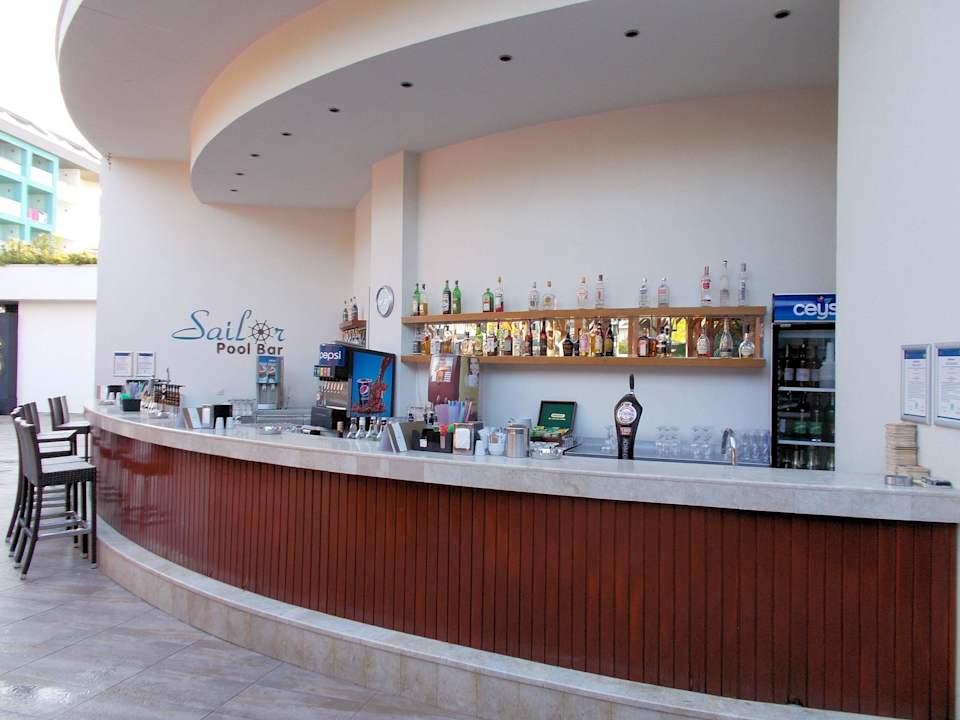 Poolbar Commodore Elite Suites & Spa - Adults only