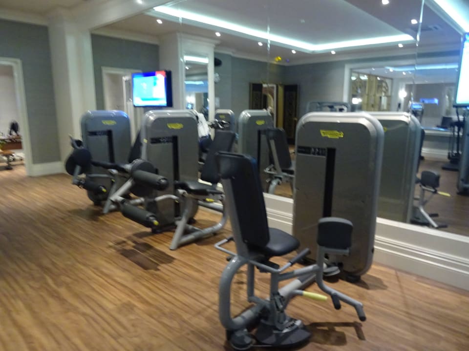 Moderne Geräte im Gym Elite World Istanbul Florya Hotel