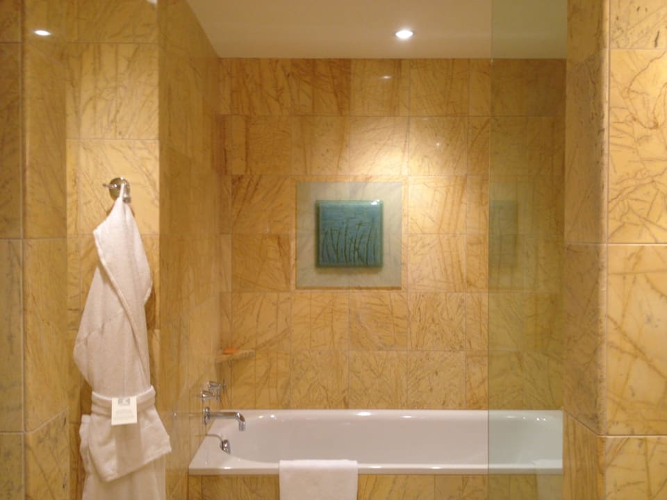 Bad und extra Dusche rechts Regent Warsaw Hotel
