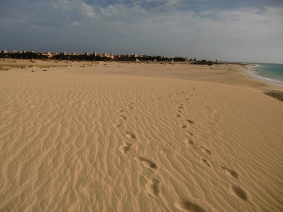 Blick vom Gipfel der Sanddüne auf das Hotel Hotel Riu Funana