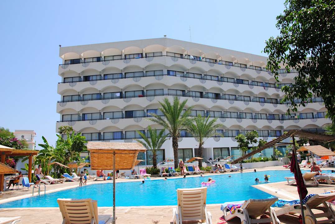 Widok od strony basenu Crystal Springs Beach Hotel