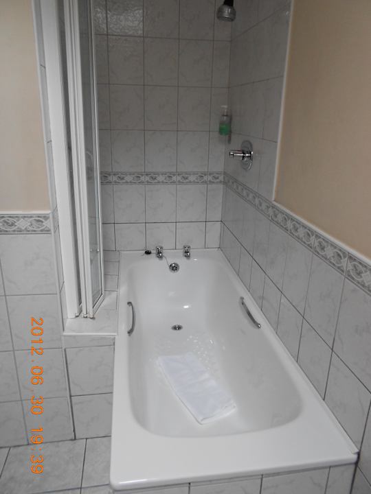 Badezimmer/ Badewanne mit Dusche Hotel Abbey Lodge