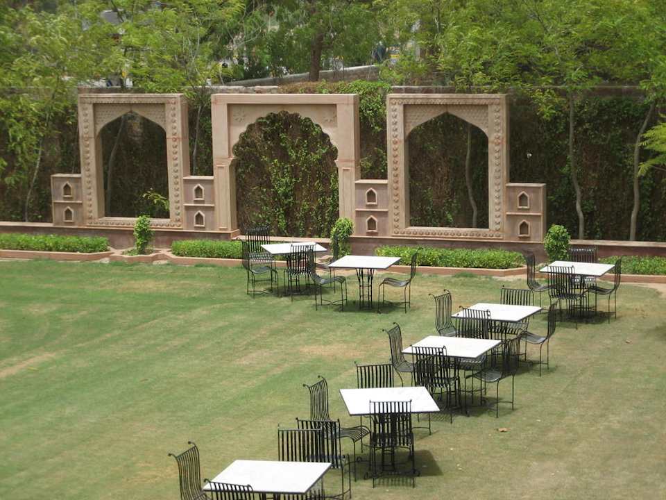 Blick in die Gartenanlage Hotel Ranbanka Palace