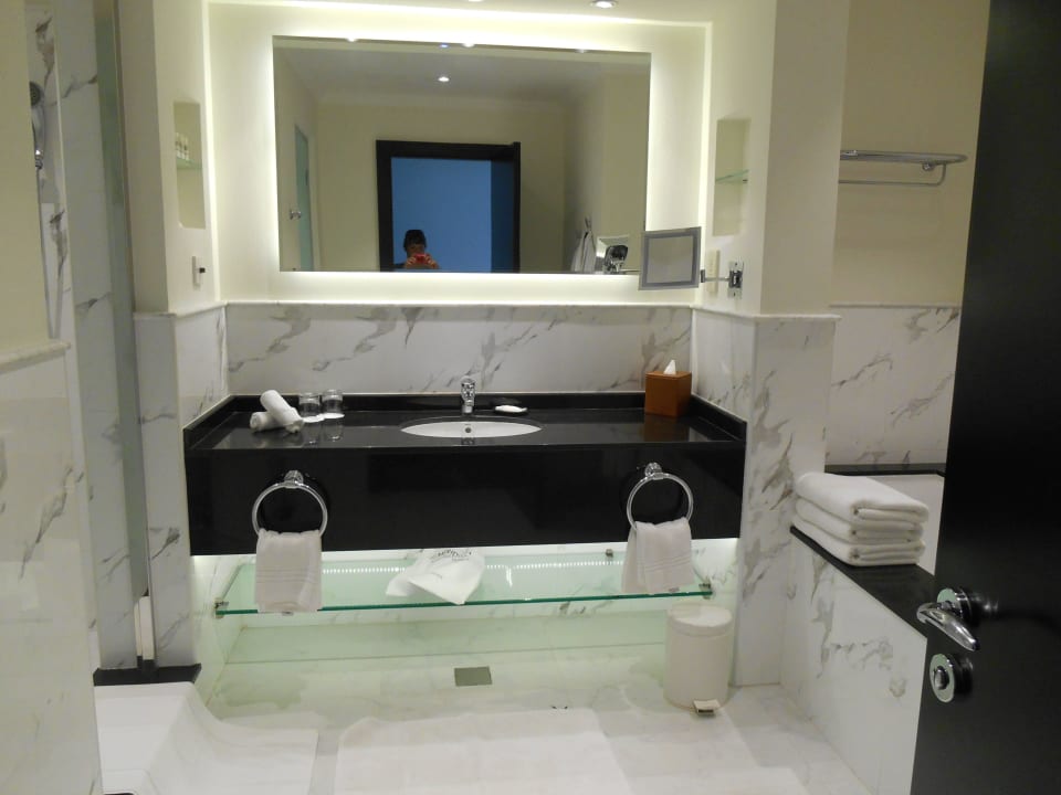 Badezimmer Hotel Le Meridien Al Aqah Beach Resort
