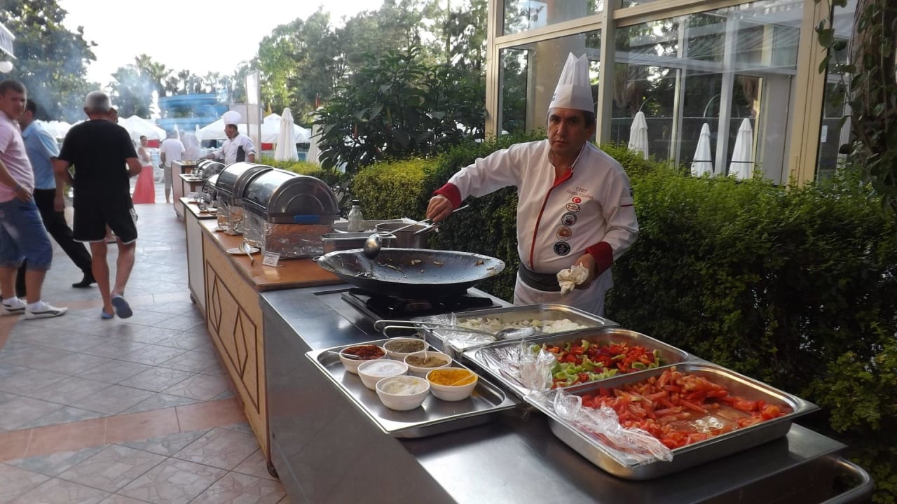 Готовят национальные блюда  Holiday Park Resort