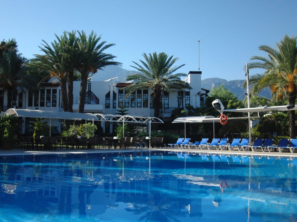 Pool mit Restaurant Pirate's Beach Club