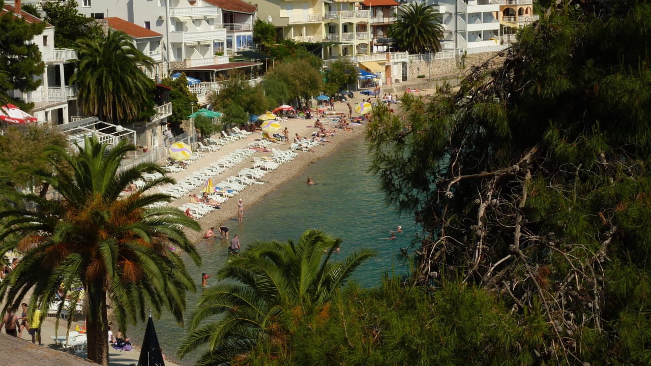 Blick auf den Hotelstrand von der Straße aus Grand Hotel Neum