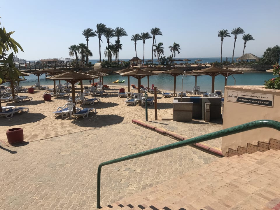 Blick auf den Strandbreich Marriott Hurghada Beach Resort