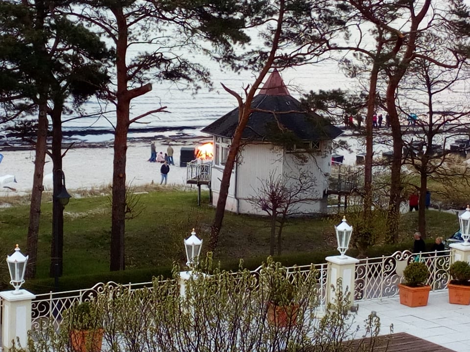 Abendliches Feuer am Strand Rugard Thermal Strandhotel
