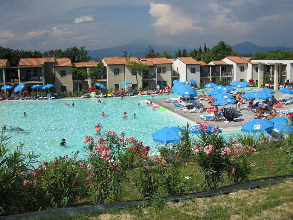 Blick zum Hauptpool Belvedere Village