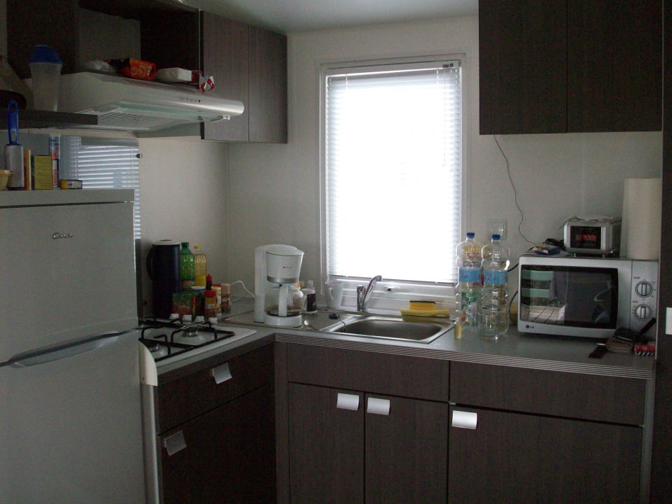 Küchenzeile im 4 Personen Mobilhome Camping & Bungalows de la Brise