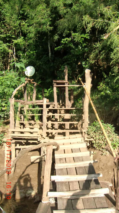 Über diesen Steg musst du gehen Madatara Raft House