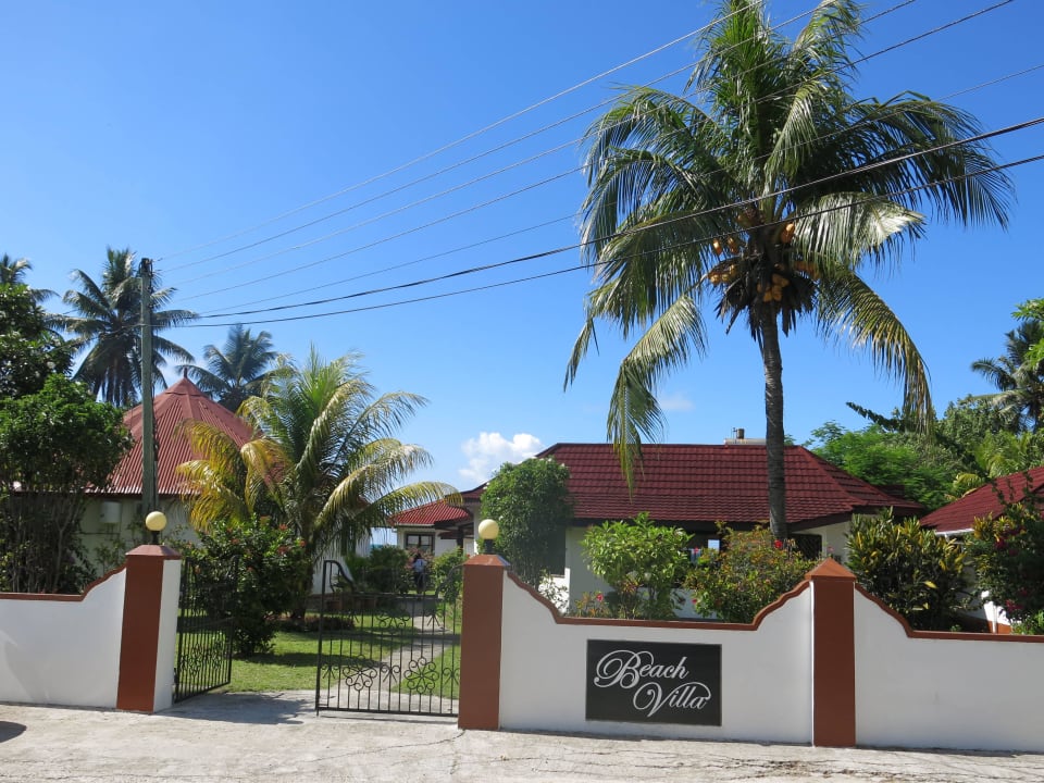 Einfahrt zum Hotel Beach Villa Guest House
