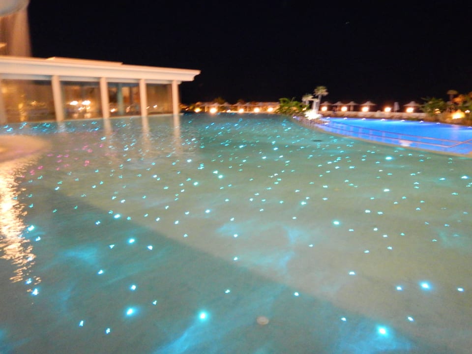 Am Abend superschöne Beleuchtung Atrium Prestige Thalasso Spa Resort & Villas