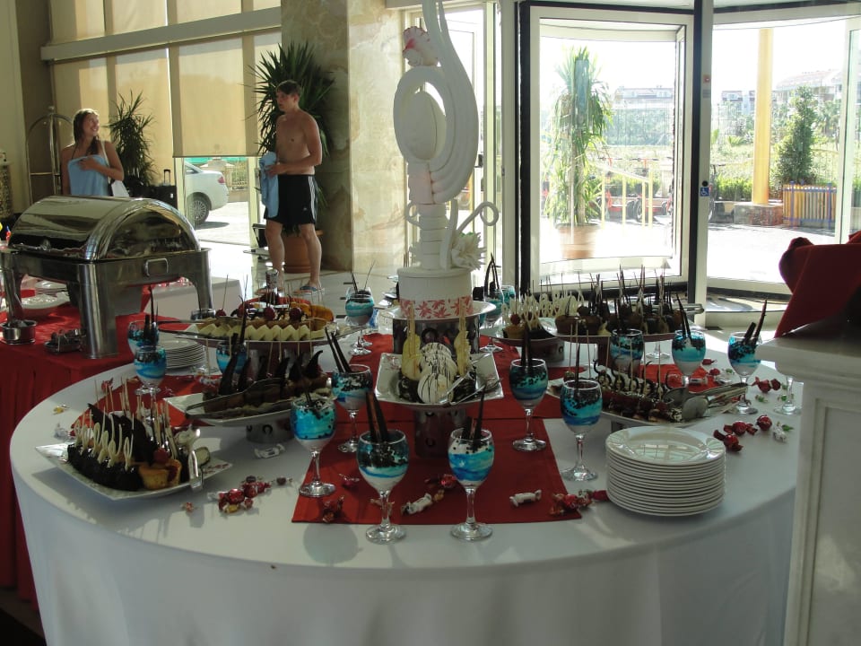 Feiertagsbuffet in der Lobby "Opferta"g Well Palace Side
