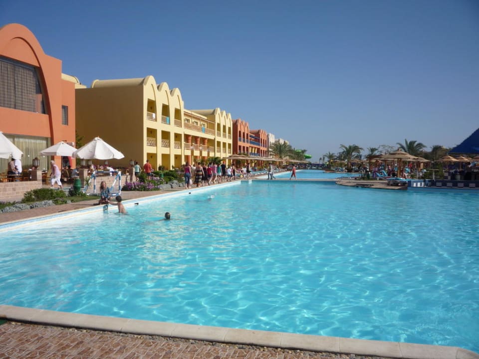 Widok na basen Titanic Beach Spa & Aqua Park