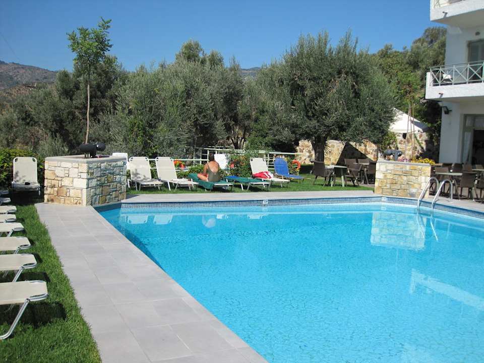 Pool und Liegestühle Hotel Sandy Bay