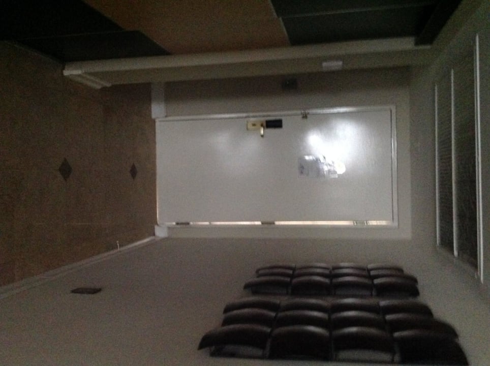 Helligkeit, Staub und Lärm dringen ungehindert ein The Bentley Hotel South Beach