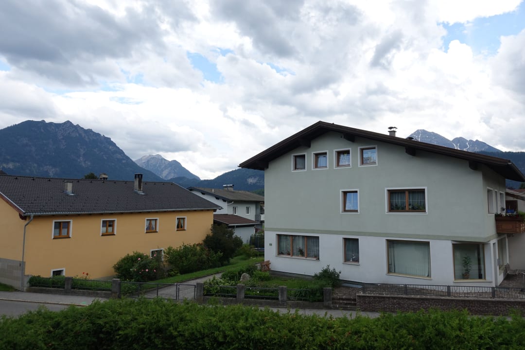 Ausblick vom Balkon auf die Berge Hotel Krone Tirol