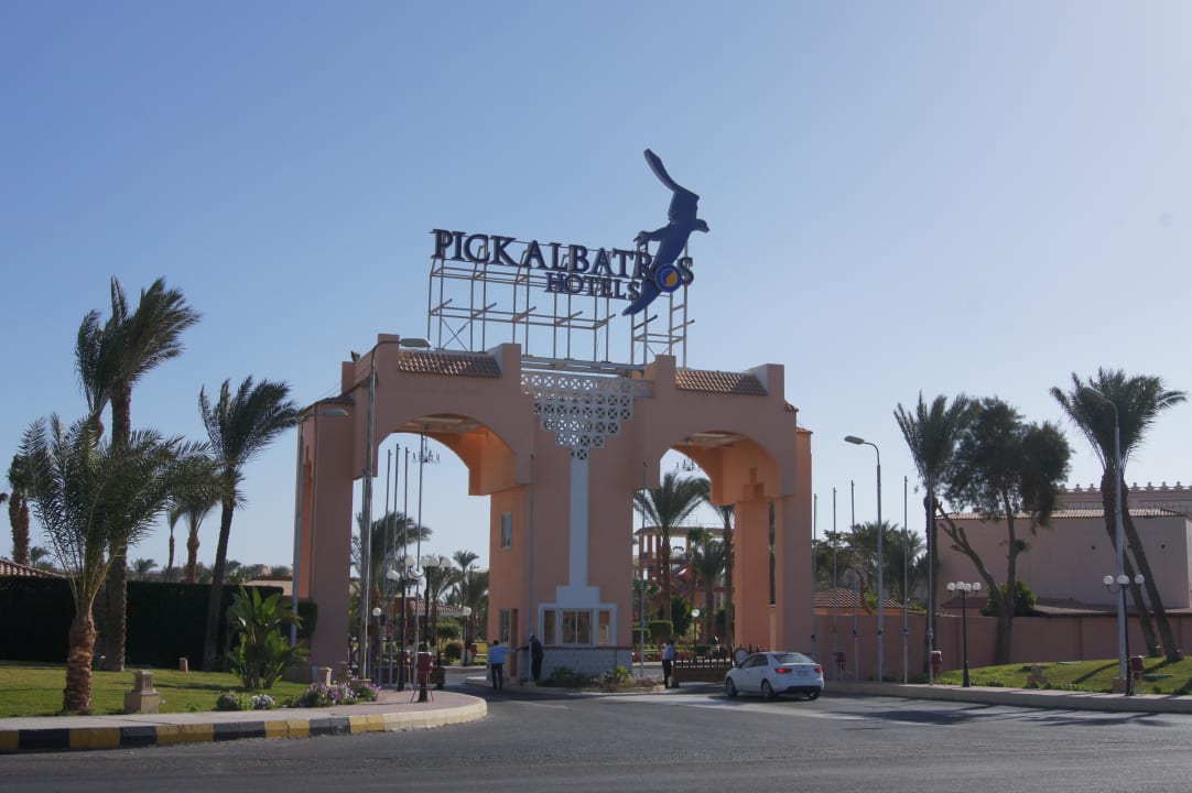 Einfahrt zum Hotel Beach Albatros Resort