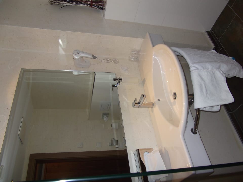 Waschtisch mit großem Spiegel  Hotel Kapeller