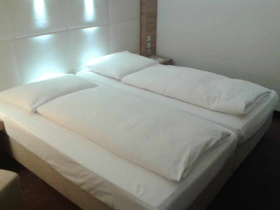 Bett H4 Hotel Berlin Alexanderplatz