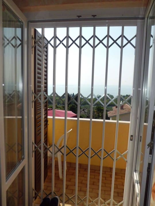 Absperrgitter vor den Balkonzugängen Albergo Panoramica