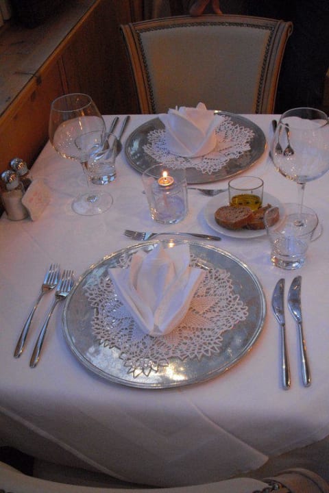 Tischdekoration am Abend Chalet S Dolomites