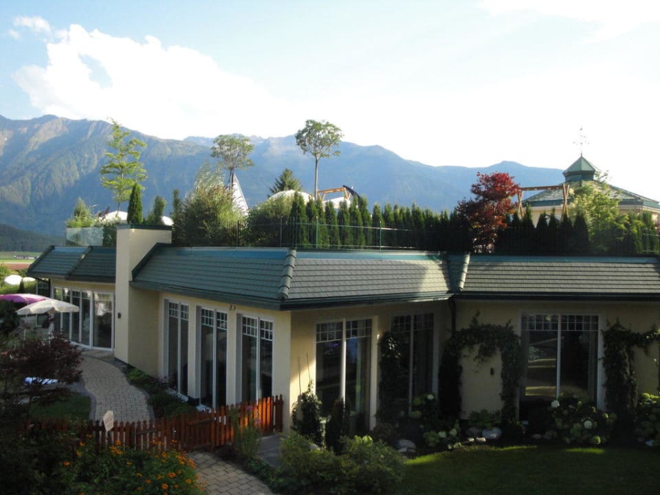 Hallenbadgebäude mit Sonnenterrasse Alpenresort Schwarz