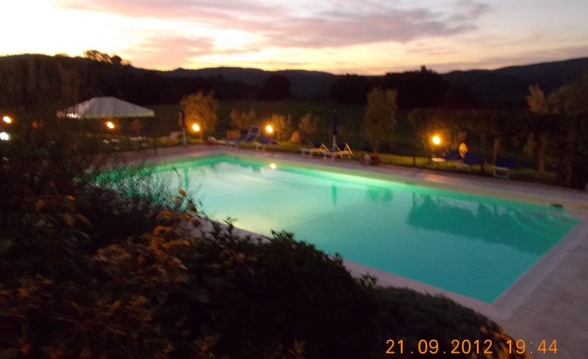 Beleuchteter Pool am Abend Hotel Antico Borgo Il Cardino