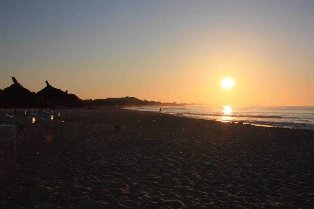 Sonnenaufgang an Strand Dar Khayam