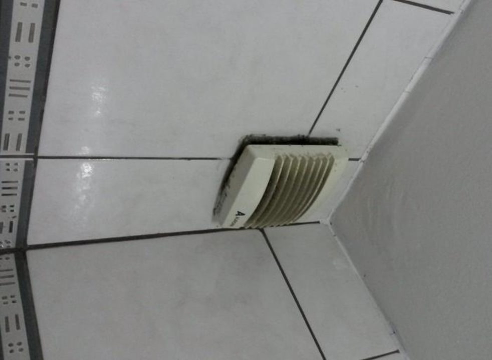 Dreckige Lüftung im Bad Apartments Ante